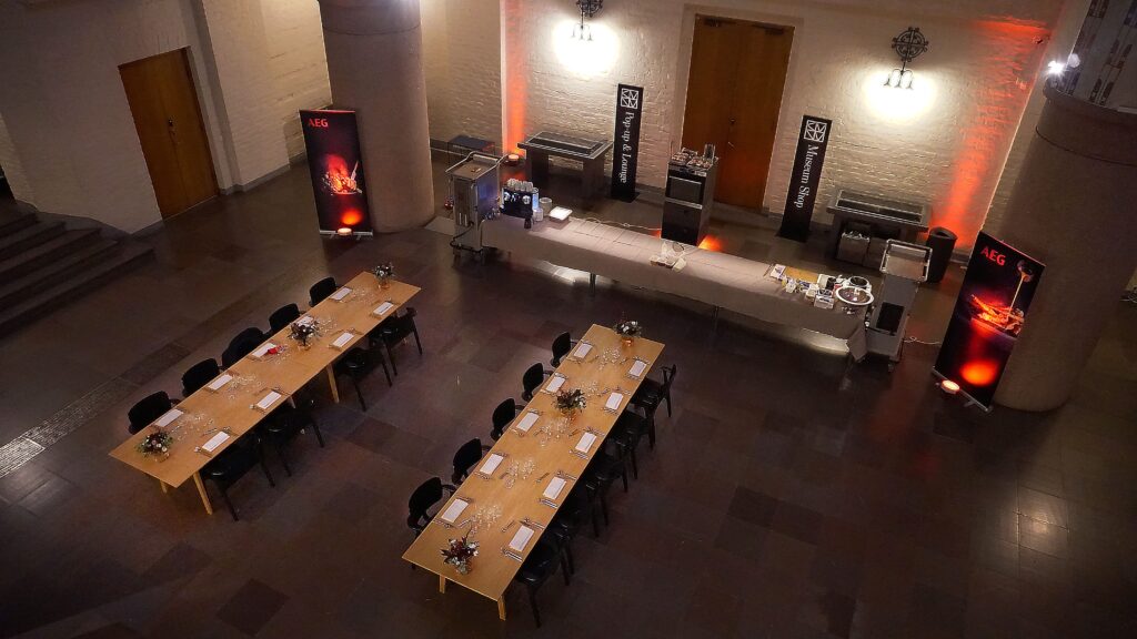 Kansallismuseon Freskohalli juhlakalustuksella.