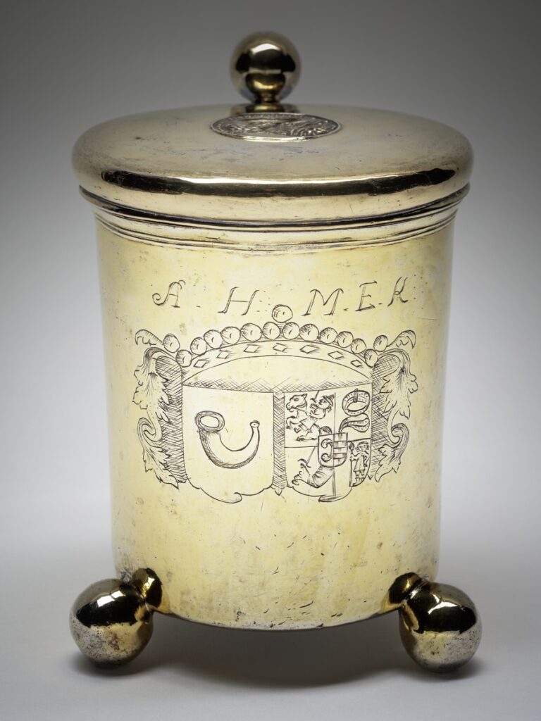 Hopeinen juomakannu vuodelta 1680