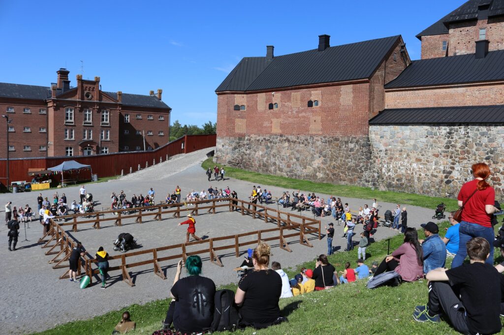 Eteläinen vallipiha ja Juhlakenttä