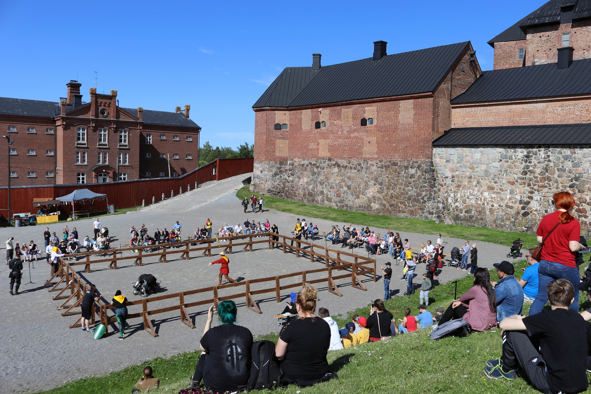 Hämeen linnan edustan piha-alue.