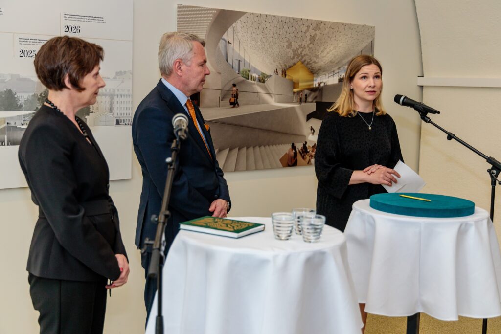 Utrikesminister Pekka Haavisto skänkte ”Nato-pennan” till Finlands Nationalmuseums samlingar