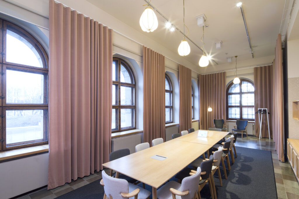 Kansallismuseon Karhukabinetti-kokoustila.
