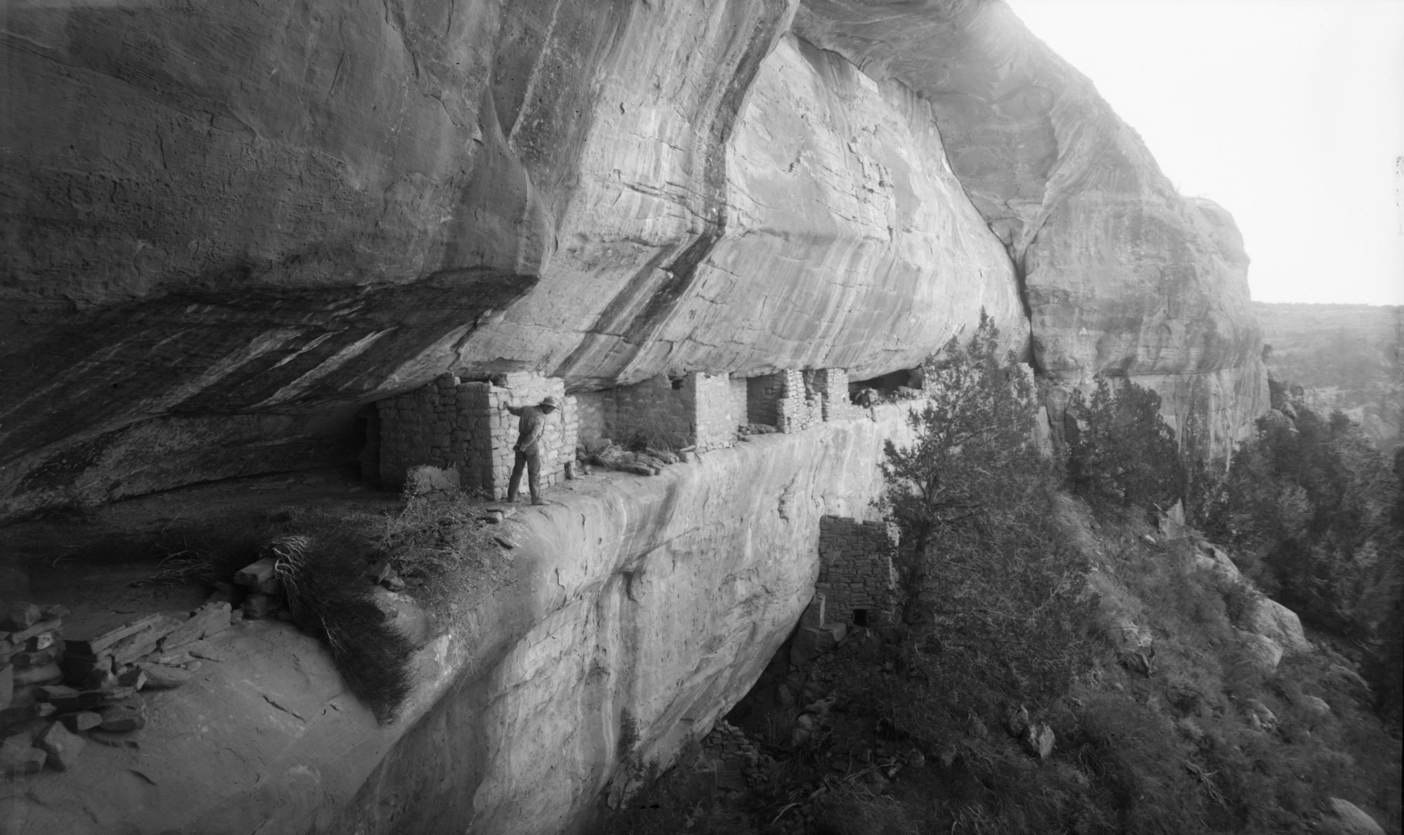 Chapin's mesa, Navajo Canyon, Little Long House. Kanjonin seinämässä sijaitseva pieni linnoitus, jossa useita matalia kallioasumuksia peräkkäin.