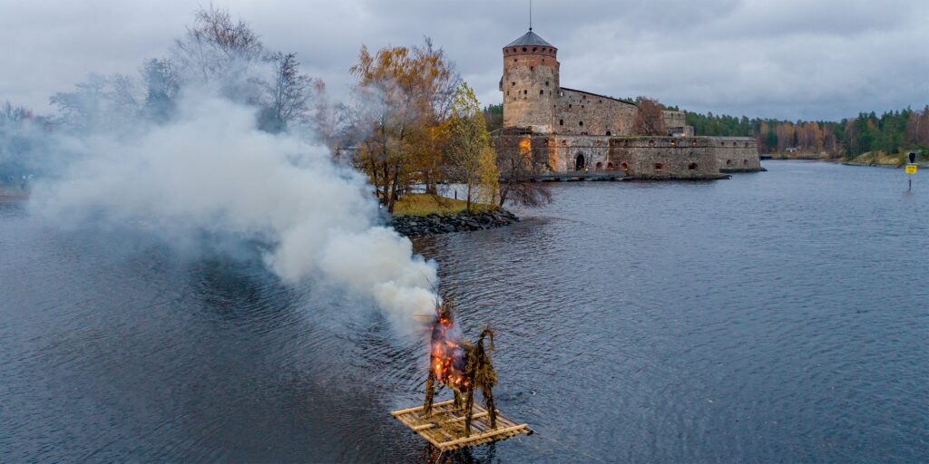 Olavinlinna tarjoaa syyslomalaisille suuren suosion saavuttaneen kekrijuhlan ja uuden mysteeritapahtuman