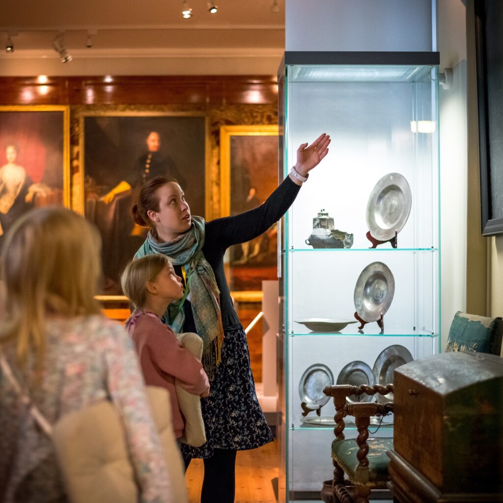 Open guided tours: The National Treasures