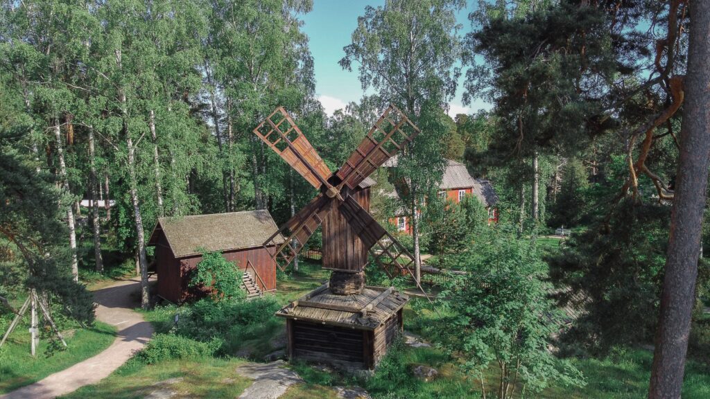 Tuulimylly Seurasaaren ulkomuseossa.