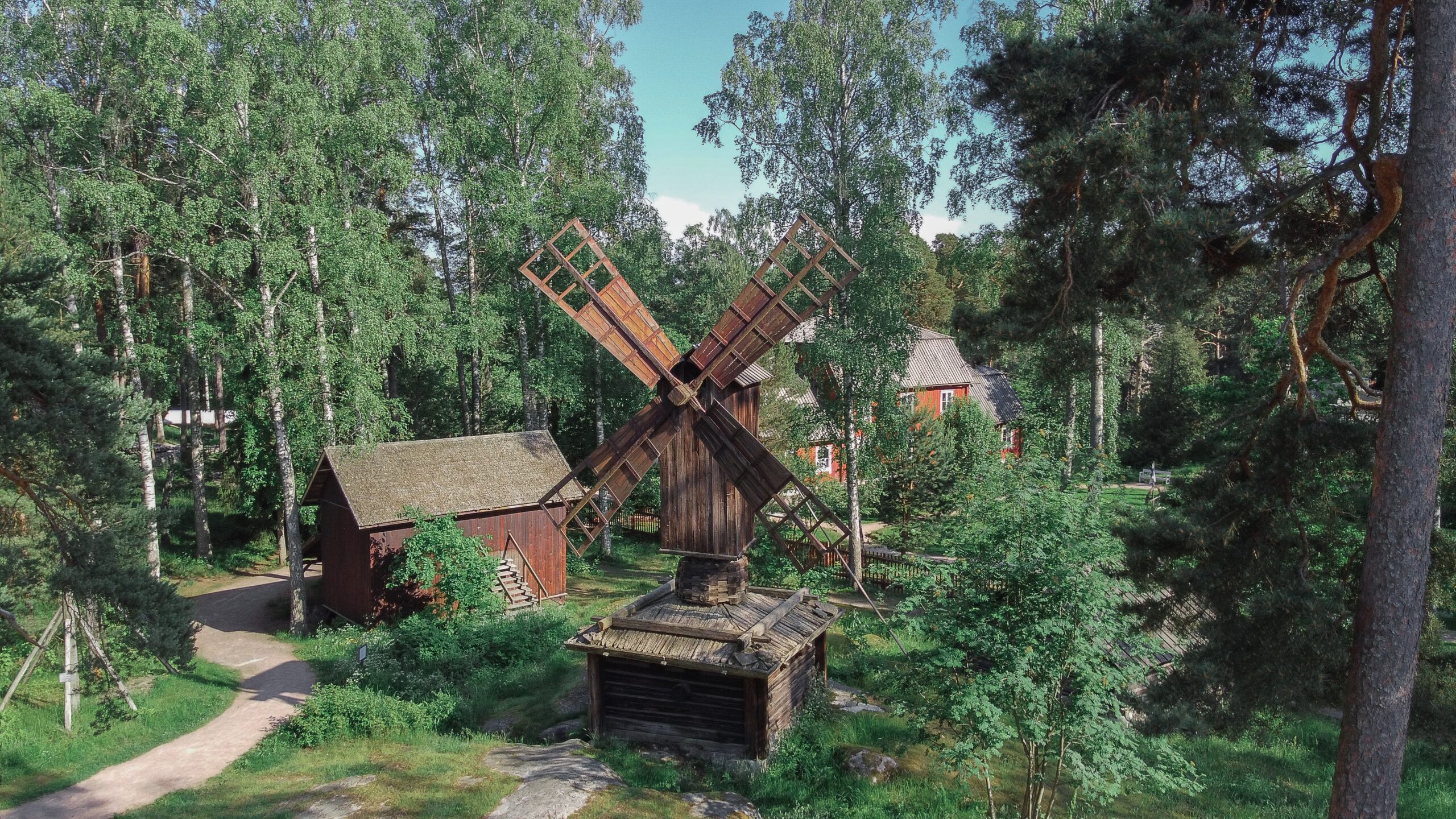 Tuulimylly Seurasaaren ulkomuseossa.