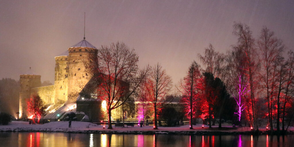 Juhlavalaistussa Olavinlinnassa Tuomaan markkinat lauantaina 15.12.2018 klo 11‒18