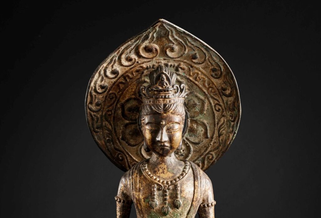 Bodhisattvaa esittävä veistos