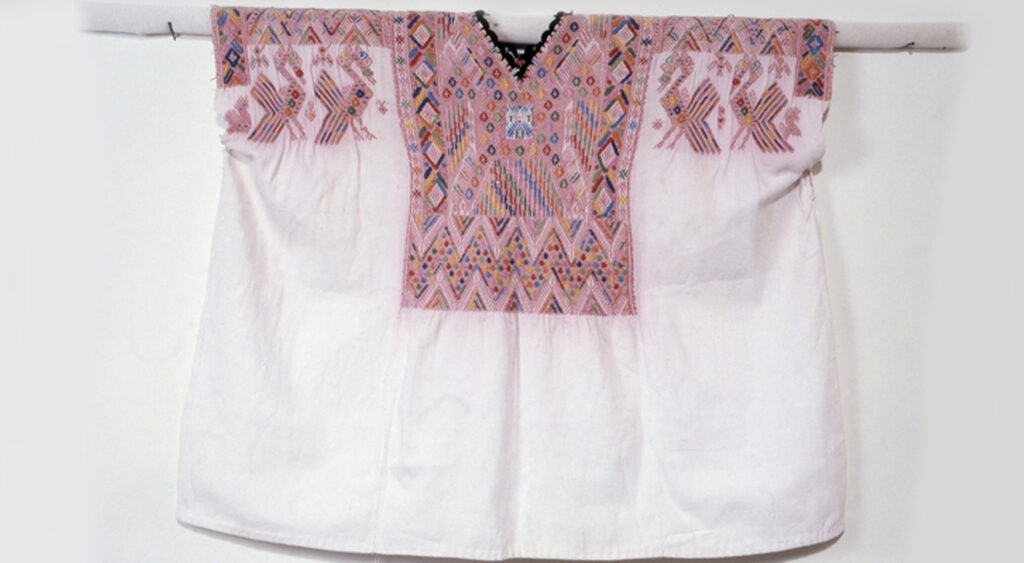 Naisen huipil Guatemalasta