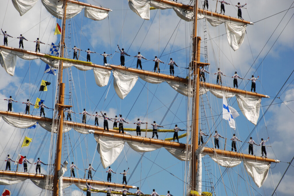 Kotkan Tall Ship Races 2007, s/v Cuauhtemoc lähdössä. Miehistöä takilassa. Kuva: Tirkkonen Erik, 2007. Suomen merimuseon kuvakokoelma.