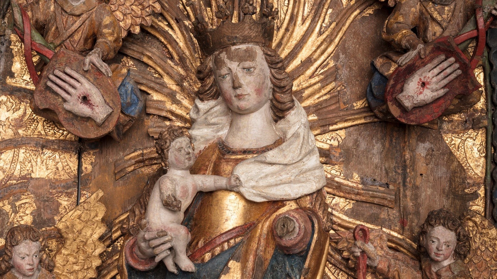Someron alttarikaapin keskiosan aiheena on ilmestyskirjan Maria.
