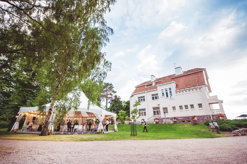 Hääjuhla Tamminiemen edustalla.