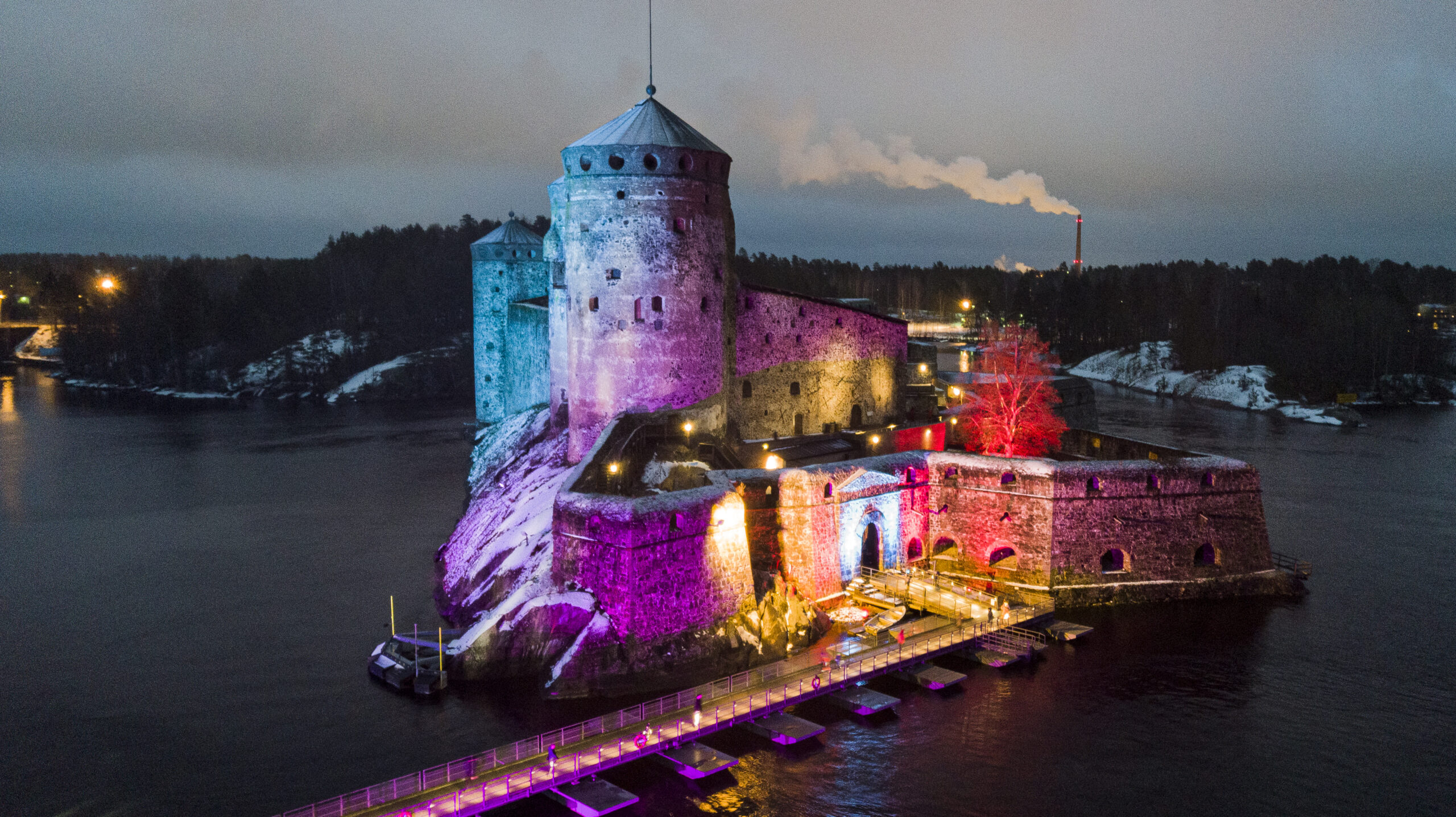 Olavinlinna valaistuna värivaloilla Tuomaan markkinat -tapahtumassa 2019
