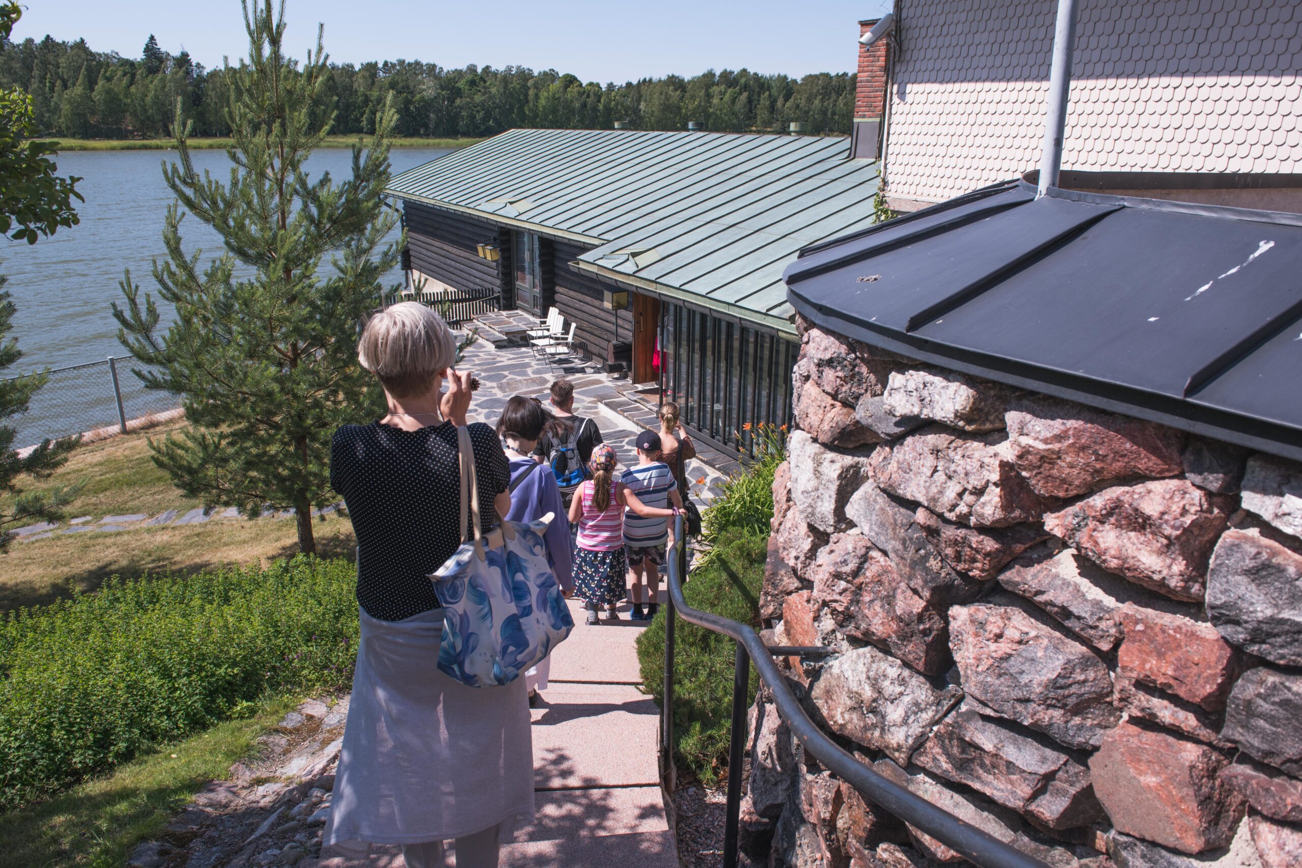 Ihmisiä yleisöopastuksella Tamminiemessä.
