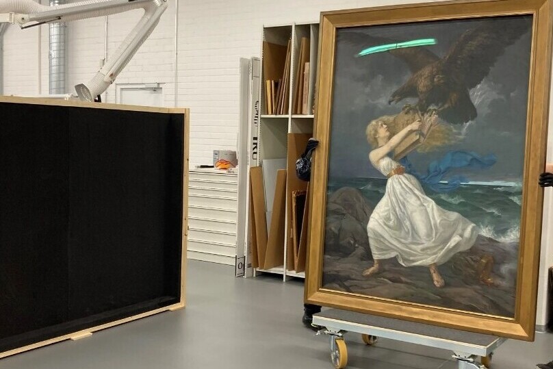 Museomestari siirtää kokoelmaesinettä, Eetu Iston maalausta Hyökkäys.