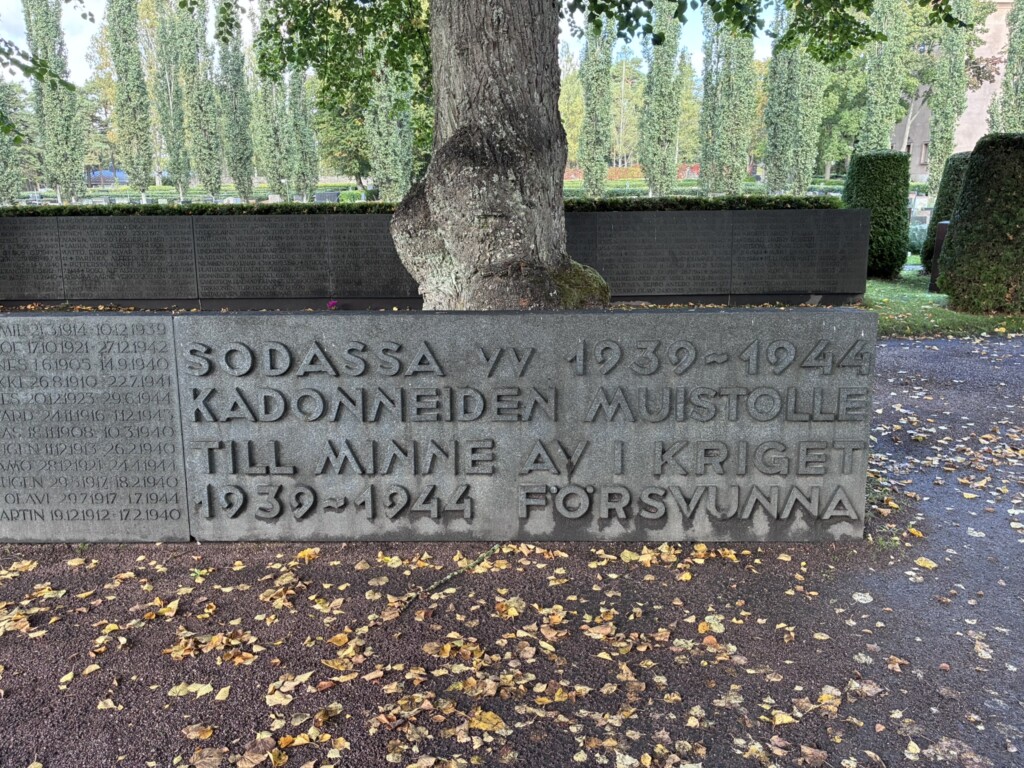 Kadonneiden muurissa on teksti suomeksi ja ruotsiksi kohokirjaimilla: SODASSA VV 1939–1944 KADONNEIDEN MUISTOLLE. TILL MINNE AV I KRIGET 1939–1944 FÖRSVUNNA.