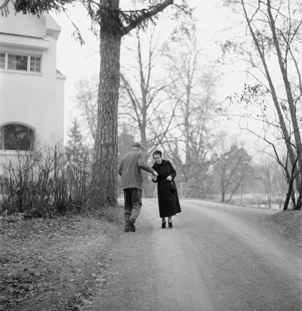Urho ja Sylvi Kekkonen Tamminiemen ulkopuolella vuonna 1956.