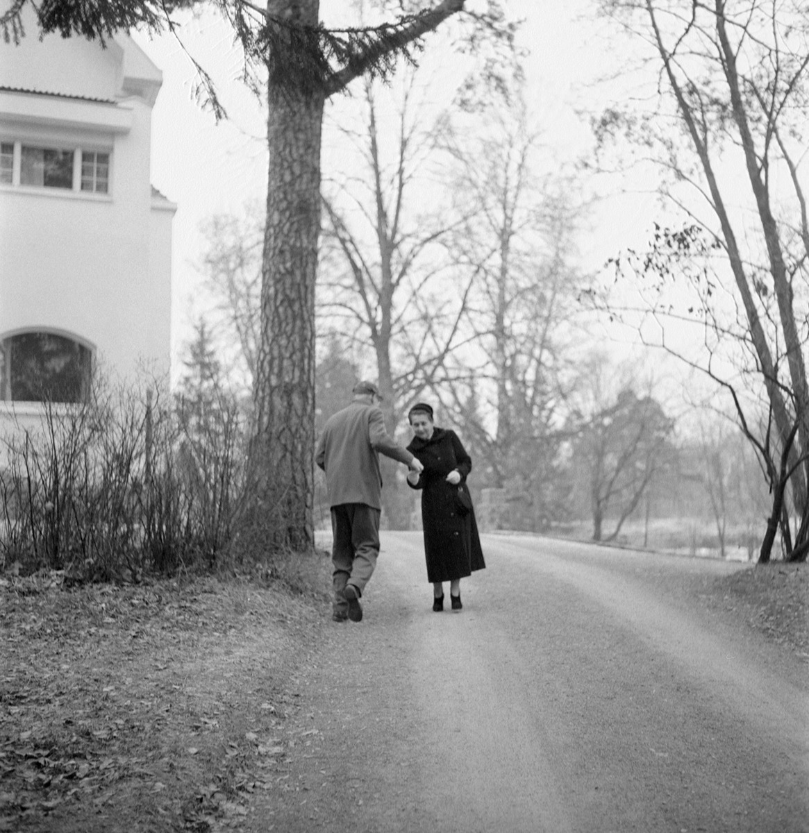 Urho ja Sylvi Kekkonen Tamminiemen ulkopuolella vuonna 1956.