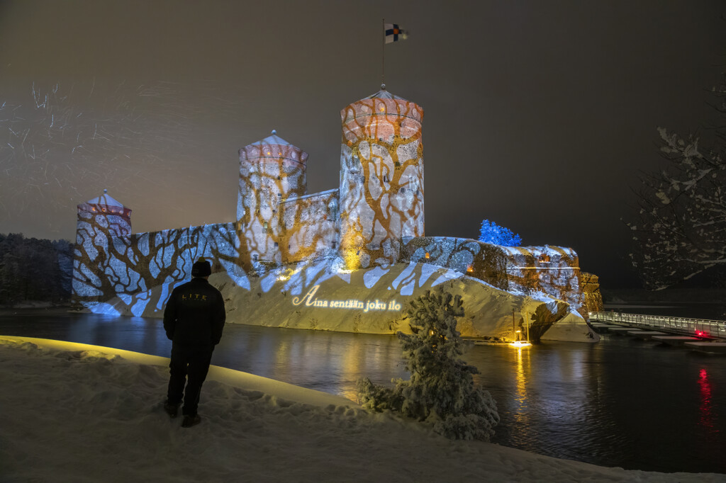 Olavinlinna loistaa valotaiteen väreissä
